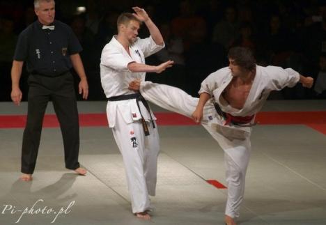 Viviana Chirilă şi Marius Ilaş medaliaţi cu bronz la Europenele de Karate Kyokushin din Polonia